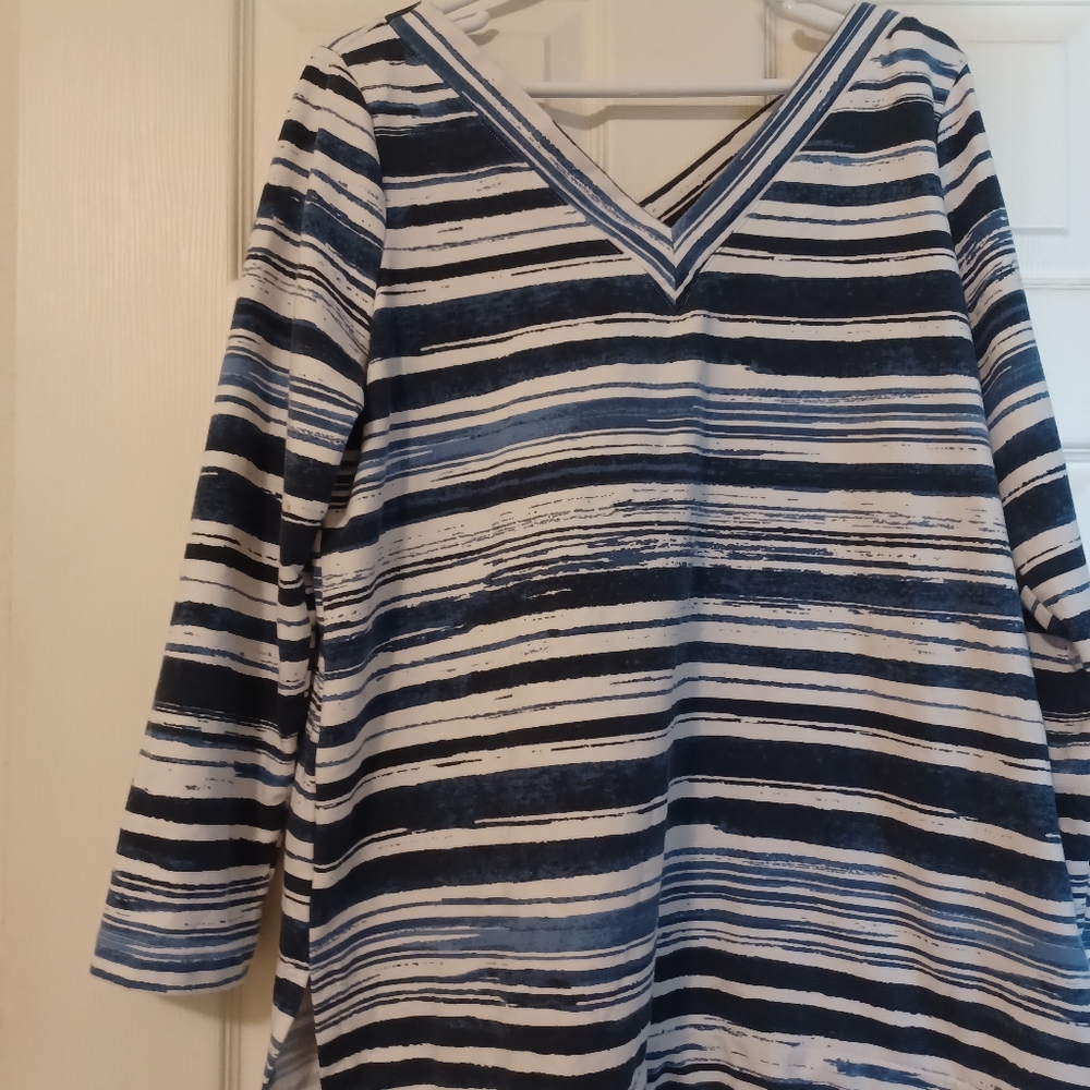 Chicos Zenergy Womens Size 2 (L) Blue & White Striped V- Neck